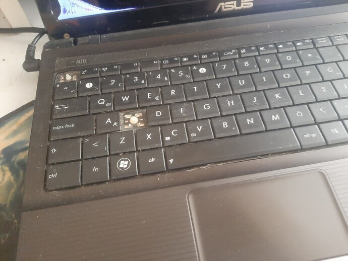 Evet arkadaşlar ben bu laptopu nasıl kırmayı becerdim tahmin edin markası asus model k53u serisi bu benim birinci emektar laptopum?