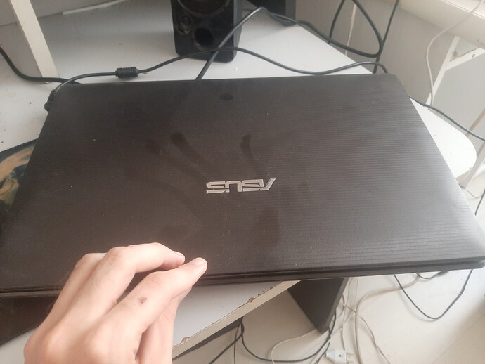 Evet arkadaşlar ben bu laptopu nasıl kırmayı becerdim tahmin edin markası asus model k53u serisi bu benim birinci emektar laptopum?