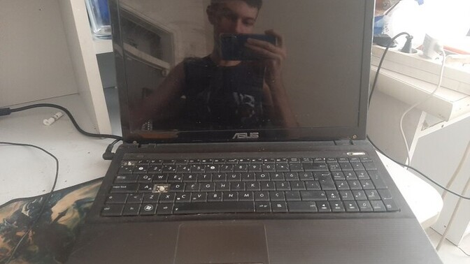 Evet arkadaşlar ben bu laptopu nasıl kırmayı becerdim tahmin edin markası asus model k53u serisi bu benim birinci emektar laptopum?