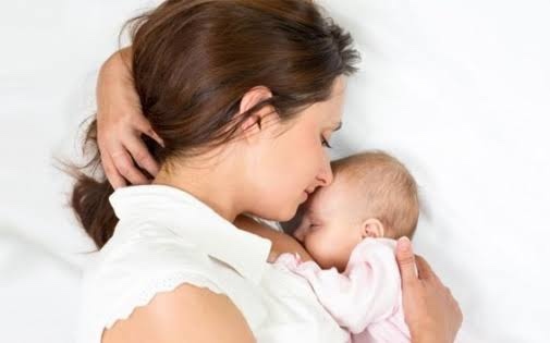 Uçak yolculuğu esnasında bebek emzirilir mi?