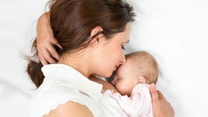 Uçak yolculuğu esnasında bebek emzirilir mi?