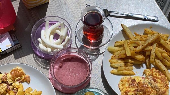 Bu kahvaltıya kiminle oturmak istersin?
