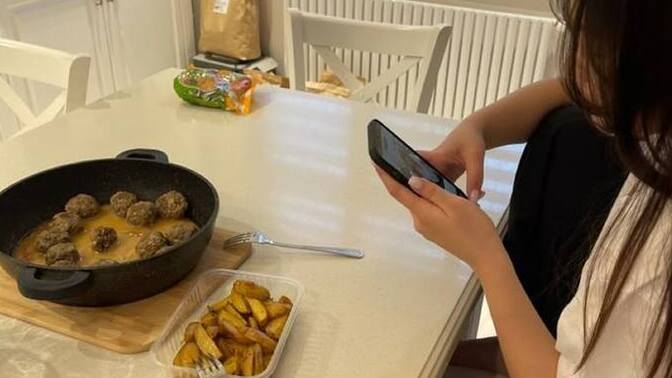 Yemek yerken bir şeyler izlemeyi sever misiniz?