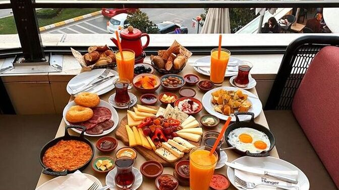 Şu sofrada kimlerle oturup sohbet etmek isterdin?