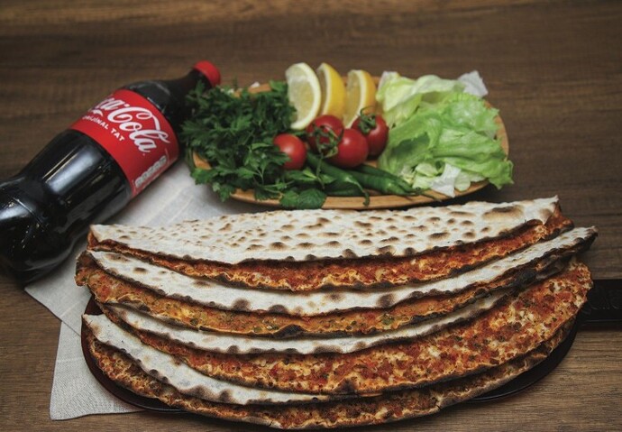 Lahmacun nin yanına Kola mı ayran mi daha iyi gider?