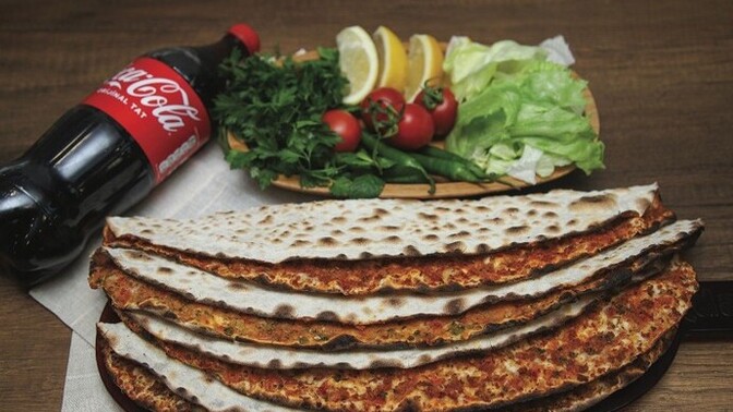 Lahmacun nin yanına Kola mı ayran mi daha iyi gider?