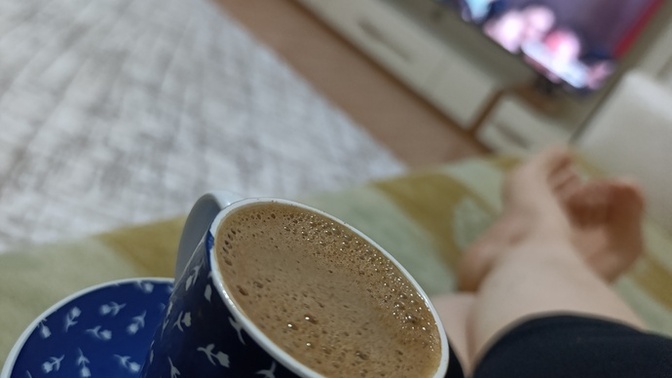 En sevdiğim günün akşamında kendime kahve içiyorum. Siz ne yapıyorsunuz?