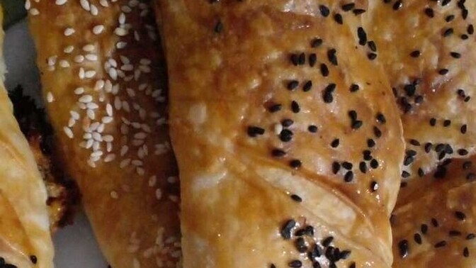 Böreğin üstünde susam ya da çörek otu sever misiniz?
