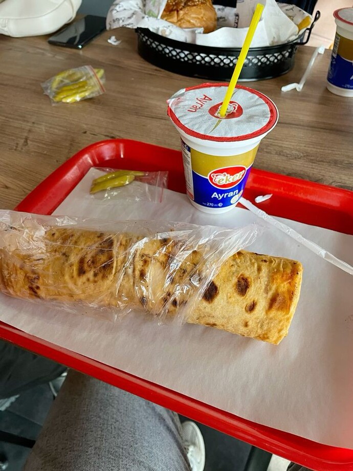 Sizce döner ayranla mı yenir kolayla mı?