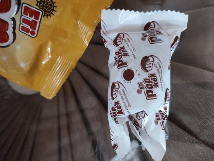 An itibari elde kalan son popkekimi yiyorum bizimkiler utanır mı sizce?🤔🤔eve tatlı matlı bişi alın ulen cimriler sjjsjs?