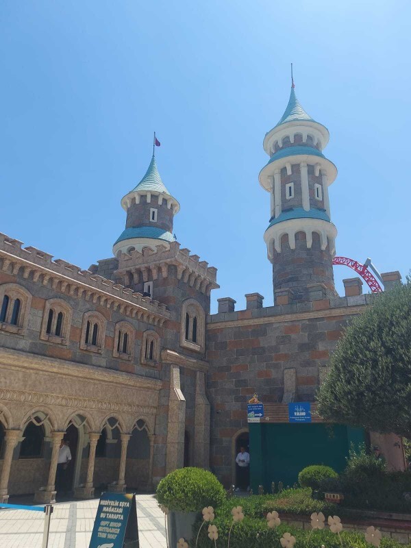 Lunapark gibi eğlenme mekânlarına kimlerle gitmeyi tercih edersiniz?