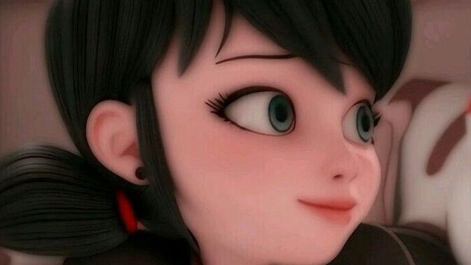 Siradan bi hayati olan siradan bi kiz ama benim hayallerim var hdhdh? Hayalimi anlatayim mi size?