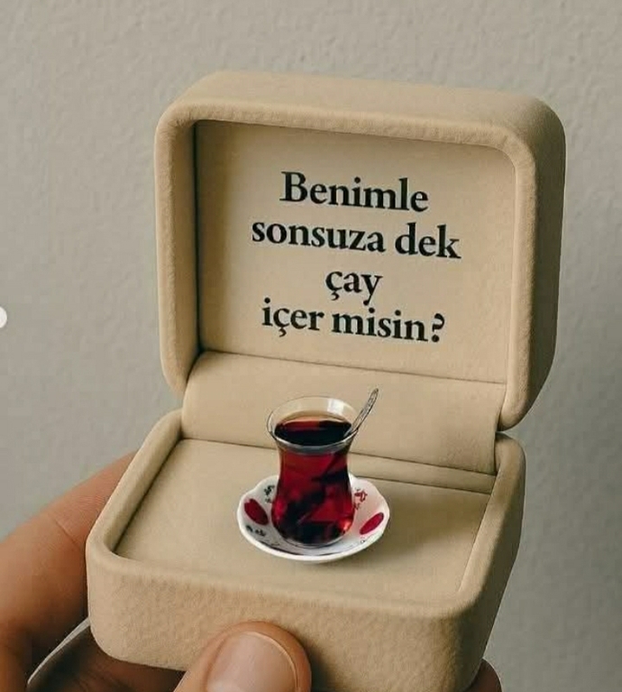 Her gün aynı çayı demleyip, sessizlikte bile anlamaya razıysan. Benimle sonsuza kadar çay içer misin dediğin biri var mı?