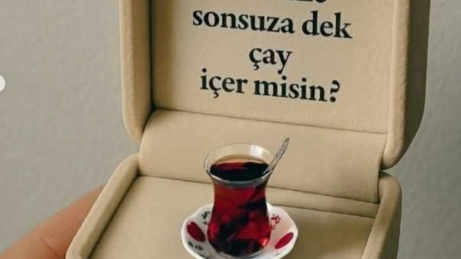 Her gün aynı çayı demleyip, sessizlikte bile anlamaya razıysan. Benimle sonsuza kadar çay içer misin dediğin biri var mı?