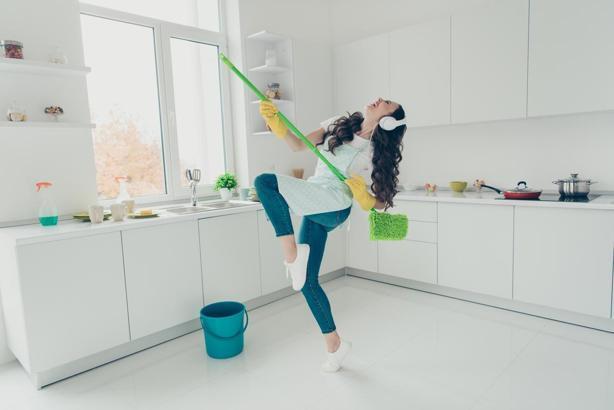 Temizlik yaparken müzik açmak mı, yoksa sessizlikte hızlıca bitirmek mi daha etkili? 🎧😵‍💫?