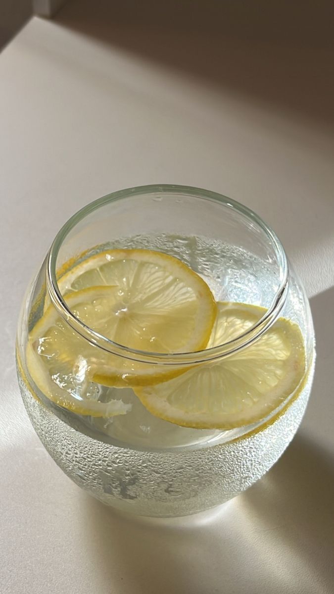Sabah aç karnına limonlu su içmek gerçekten işe yarıyor mu?