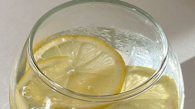 Sabah aç karnına limonlu su içmek gerçekten işe yarıyor mu?