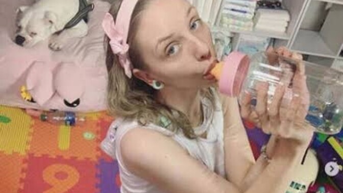 20 yaşındayım ama biberonla içecek içmeyi seviyorum siz de öyle mi?