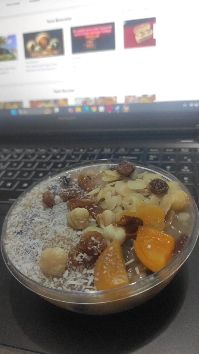 Kendi hür iradesiyle aşure yiyebilen var mı? Sever misiniz?