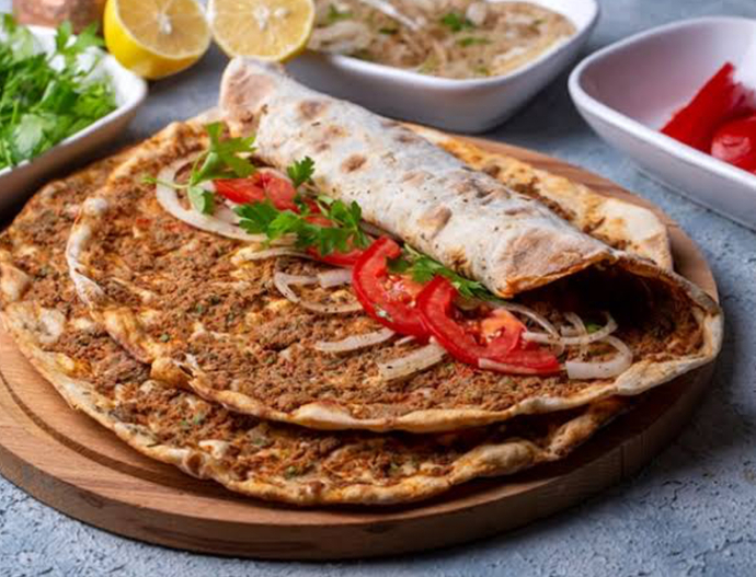 Lahmacunu sade mi, içine malzemeler koyarak mı yersiniz?