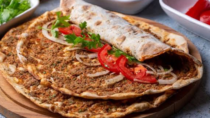 Lahmacunu sade mi, içine malzemeler koyarak mı yersiniz?