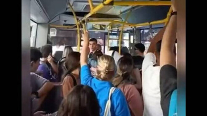 Otobüste selam kavgası çıktı! Verilen her selamı alır mısınız, sizce bu olayda kim haklı?