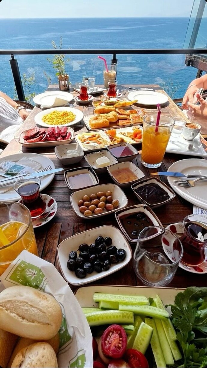 GÜNAYDIN kahvaltısını kiminle baş başa yapmak isterdiniz 🥐☕?