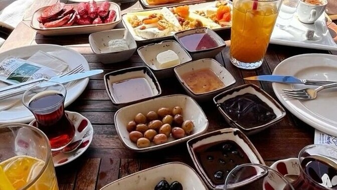 "GÜNAYDIN "kahvaltısını kiminle baş başa yapmak isterdiniz 🥐☕?