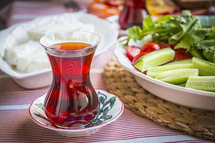 Çay demli mi açık mı olmalı kahvaltıda?