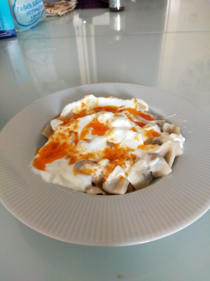 A101 den aldığım süper freshin kıymalı mantısini denedim sizce nasıl görünüyor yorumları bekliyorum üst sosunu kendim hazırladım?
