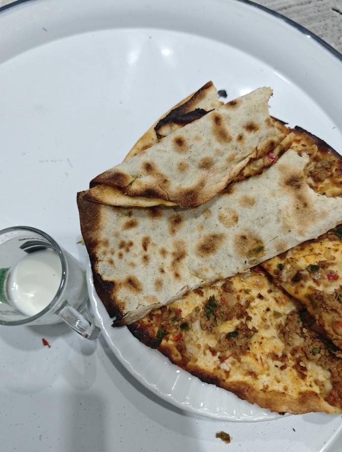 Lahmacunumdan bir ısırık attırır mıydım, söylim mi?