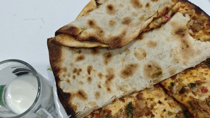 Lahmacunumdan bir ısırık attırır mıydım, söylim mi?