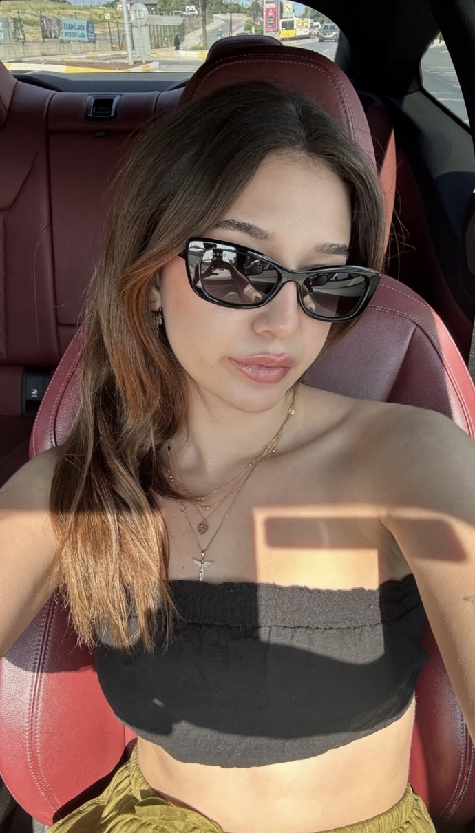 Bu yaz günlerinde, askısız croplar sizce güzel mi? Kadınlara yakışıyor mu?