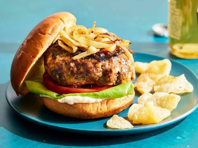 Kahvaltıda hamburger yenir mi?