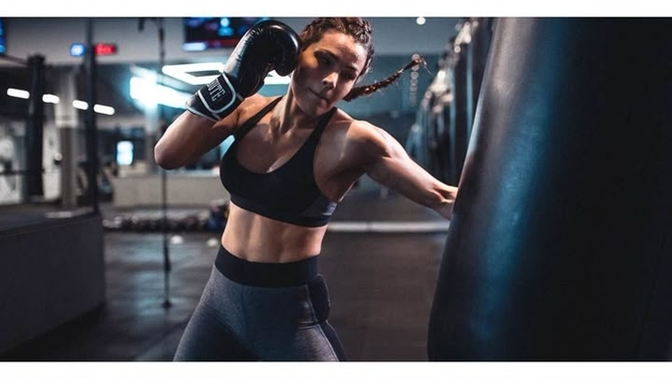 Evde kick box sporunu yapmak için kendi odanızda kum torbası var mı, olsun ister misiniz?