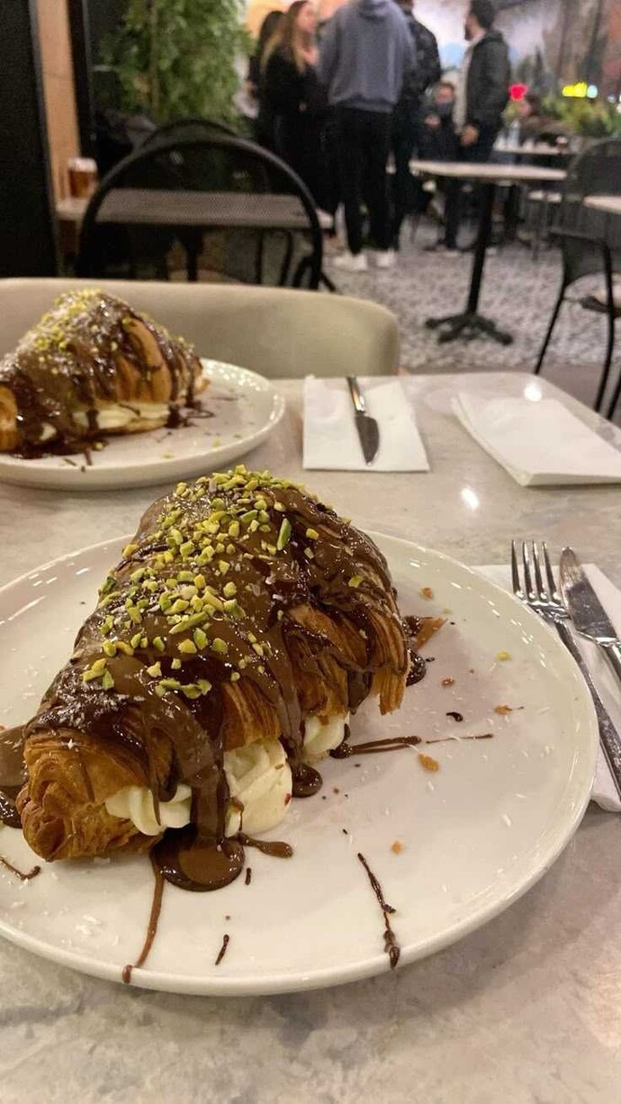 Kruvasanı görseldeki gibi eritilmiş çikolatalı şekilde yemeyi sever misiniz, arkadaşlar?