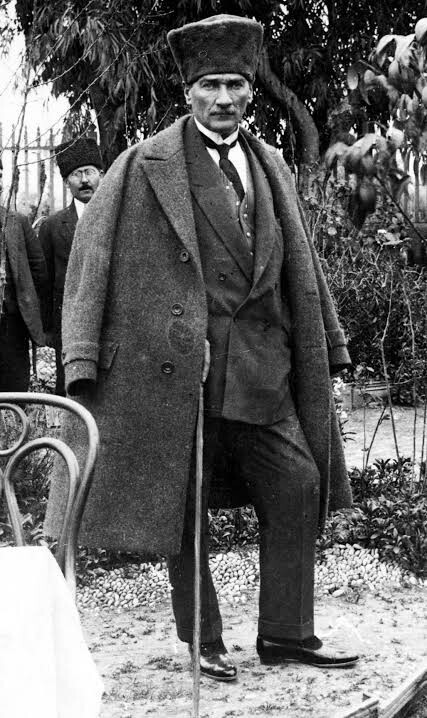 Atatürkü sevmeyen biri ile birlikte olur muydunuz?