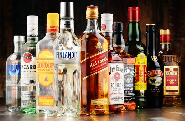 Viski, şarap, vodka ve birayı karıştırıp içsem zehirlenir miyim?