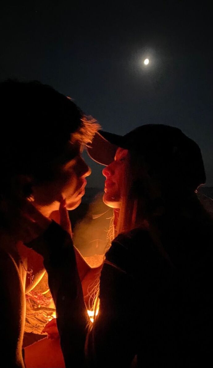 Gece sahilde ateş yakıp, baş başa oturmak istediğiniz bir canlı var mı..🌃?
