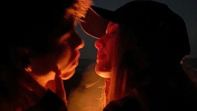 Gece sahilde ateş yakıp, baş başa oturmak istediğiniz bir canlı var mı..🌃?