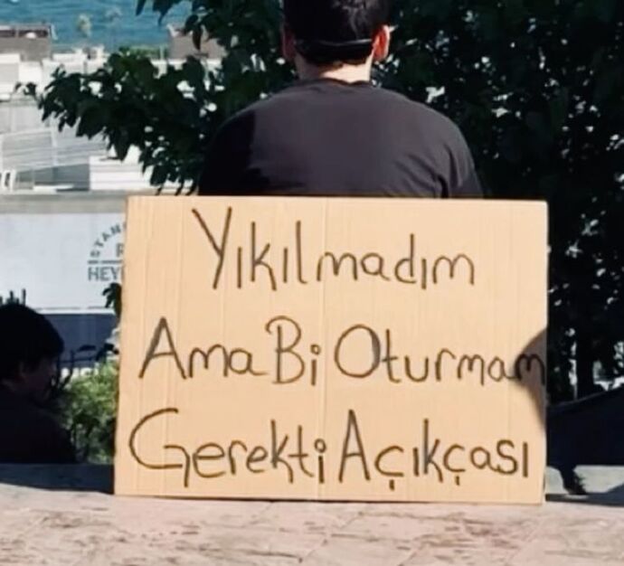 Yalnız kalmaktan mı korkuyorsun, yoksa yalnızken kendinle kalmaktan mı?