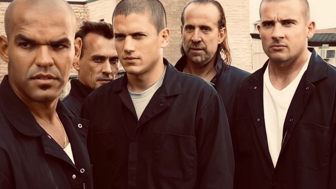 Hafızam silinse de tekrar izlesem dediğiniz bir dizi, film var mı?
