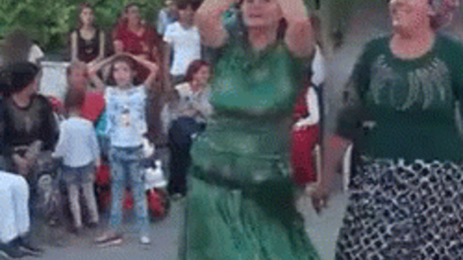 Düğünlerde göbek atarmısınız 😃🐸?
