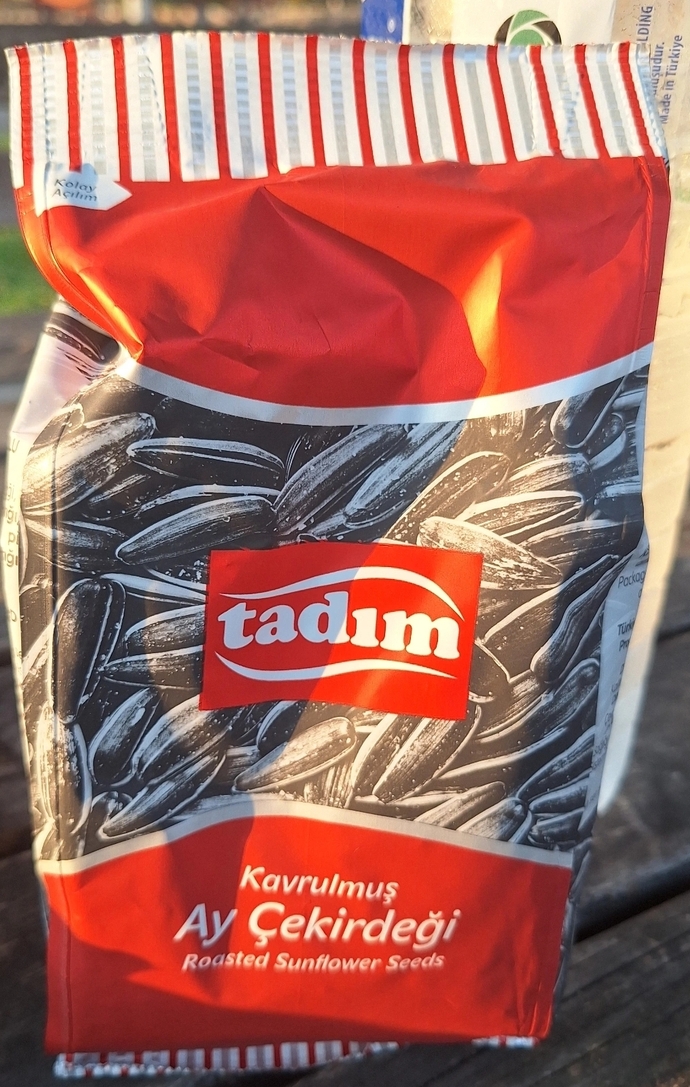 Kimler benimle parkta çekirdek çitlerkene sitedekilerin dedikodusunu yapmak ister?