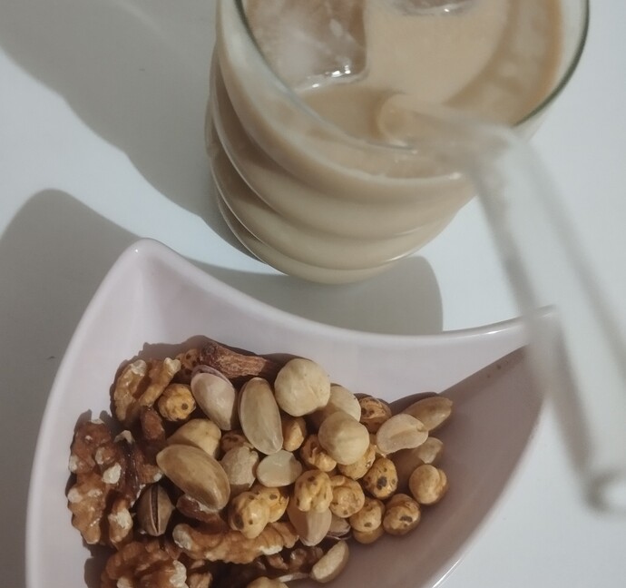 Şekersiz soğuk kahve ve biraz kuruyemiş. Hepsi bu kadar, gece bitki çayı ile günü kapatıyorum. 🍒