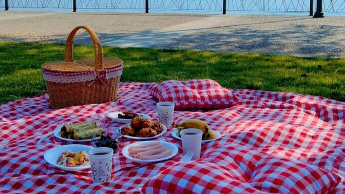 Sessiz ve huzurlu hissedeceğiniz bir ortamda kiminle piknik yapmak isterdiniz?