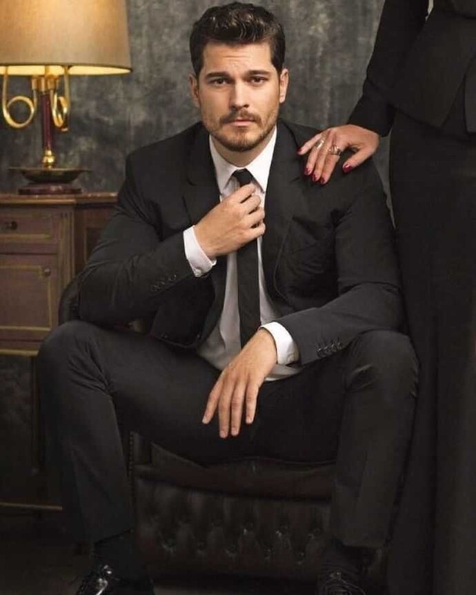 Takım elbise erkeği daha çekici gösterir mi sence?