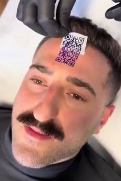 Ortak sosyal medya hesaplarını dövme yaptıran adam 🤔 Sevdiğin insan için yaptığın en büyük fedakarlık neydi?