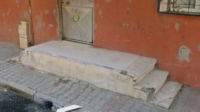 Tanımadığım bir binanın önünde oturuyom kulaklık takıp müzik dinliyorum ve sigara içiyorum hiç gürültü yapmıyorum ayıp olur mu?