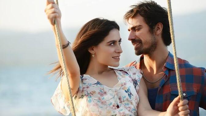 Yokluğunda sevmek hala sevmek midir, yoksa insan bir hayale mi aşık olur zamanla?